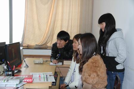大学生记者团值班记者在办公室收看十八大直播
